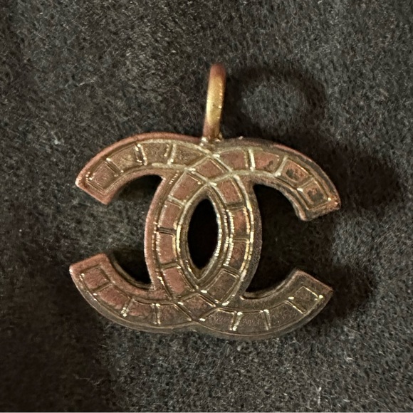 100% Authentic CHANEL Gold Pendant - Picture 1 of 2